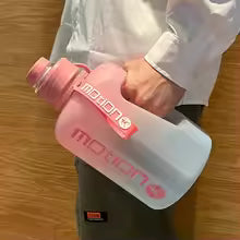 Botella deportiva 2 L con pajita y diseño degradado”